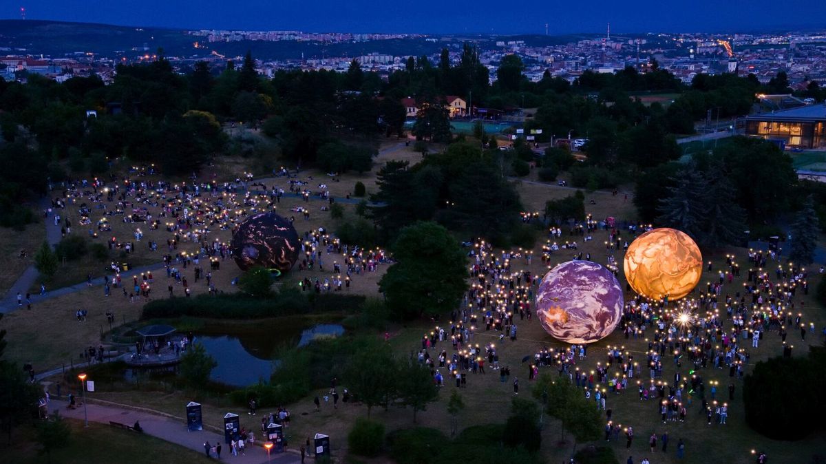 Nafukovací planety na brněnské Kraví hoře vydělávají na úklid po festivalu. Za pohled na ně lze uhradit dobrovolné vstupné