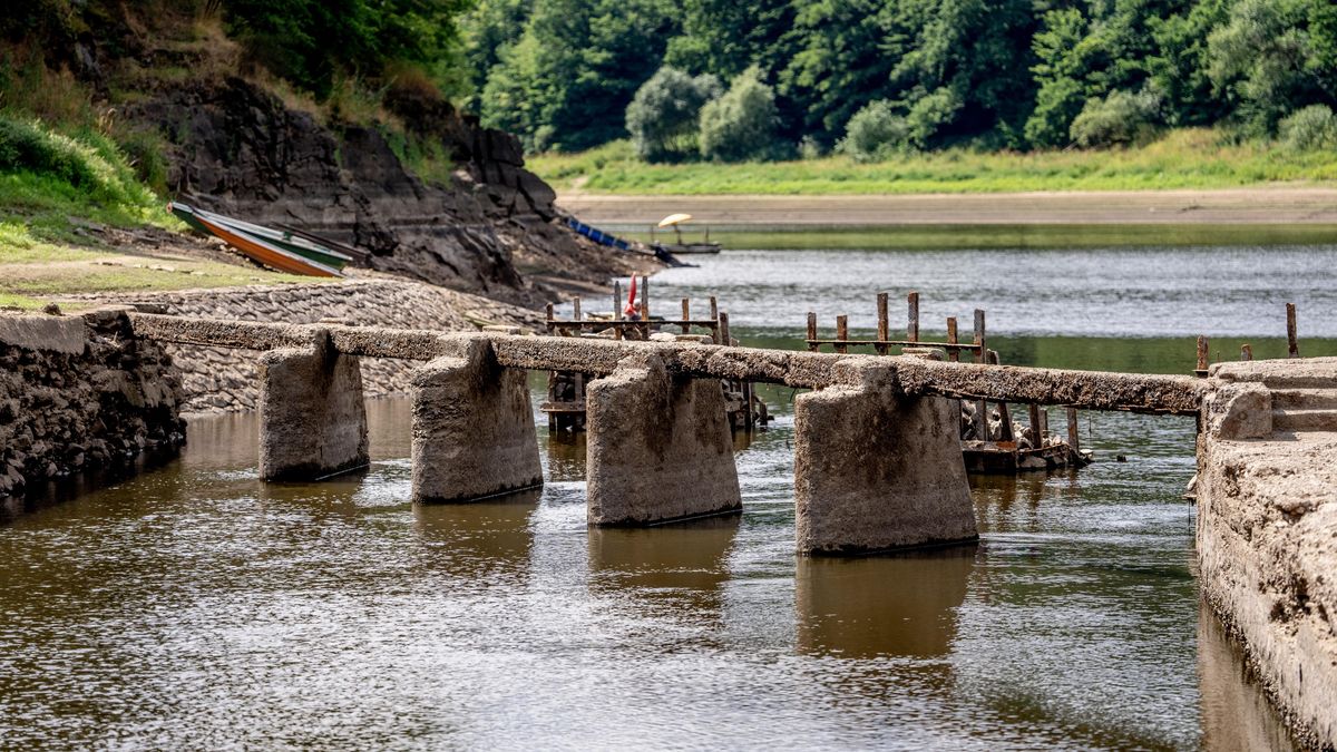 FOTO: Orlík na suchu. Pokles hladiny odhlalil dávno zatopené stavby