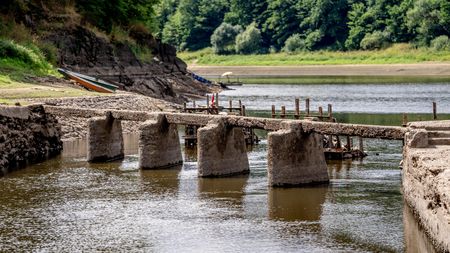 FOTO: Orlík na suchu. Pokles hladiny odhlalil dávno zatopené stavby