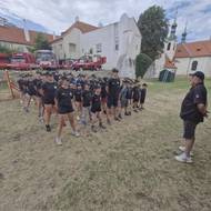 Velitel Zdeněk Čihák při nástupu děti cvičí v základních povelech, které u bezpečnostních sborů patří k rutině.