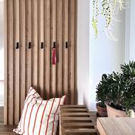 Stěna s věšáky je skvěle sladěná s krytem radiátoru.