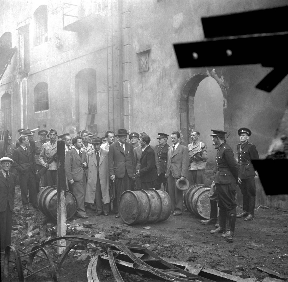  Ministr vnitra Václav Nosek si prohlíží 1.srpna 1945 spáleniště po požáru v továrně na kabely.