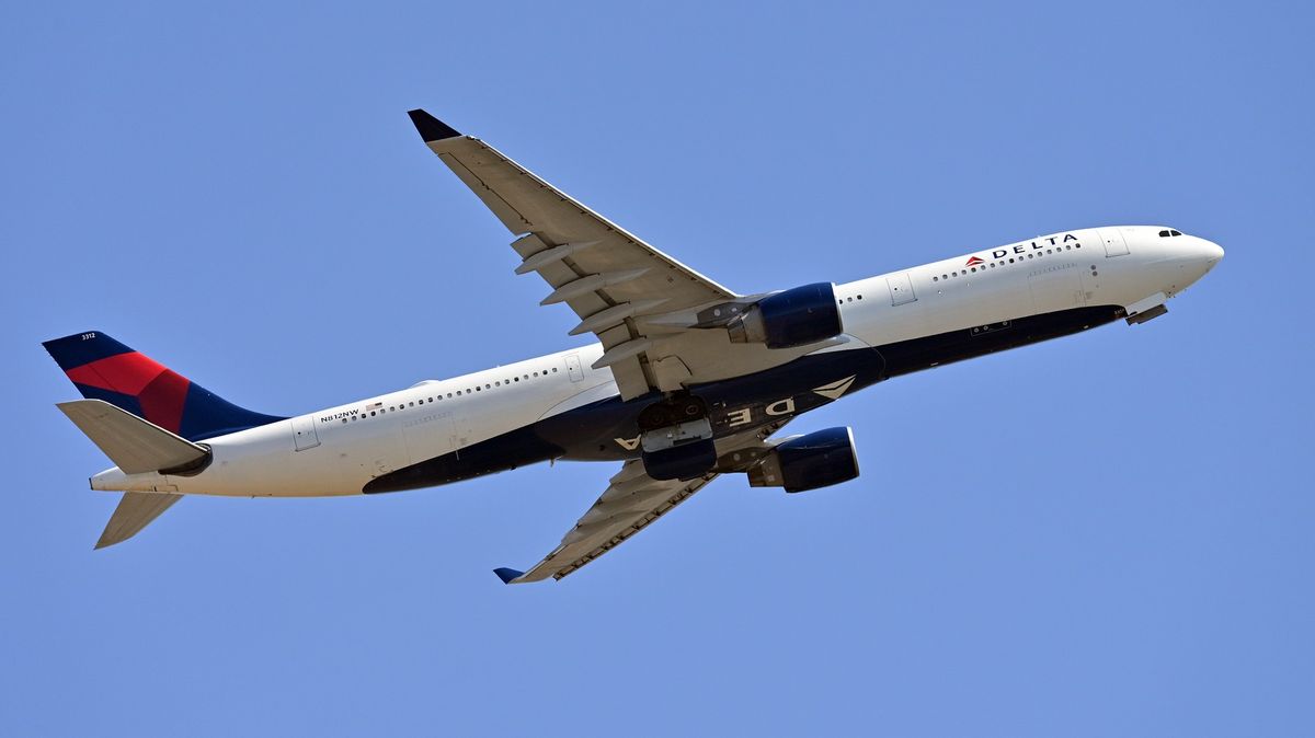 Airbus v USA musel nouzově přistát kvůli silným turbulencím, 25 lidí skončilo v nemocnici