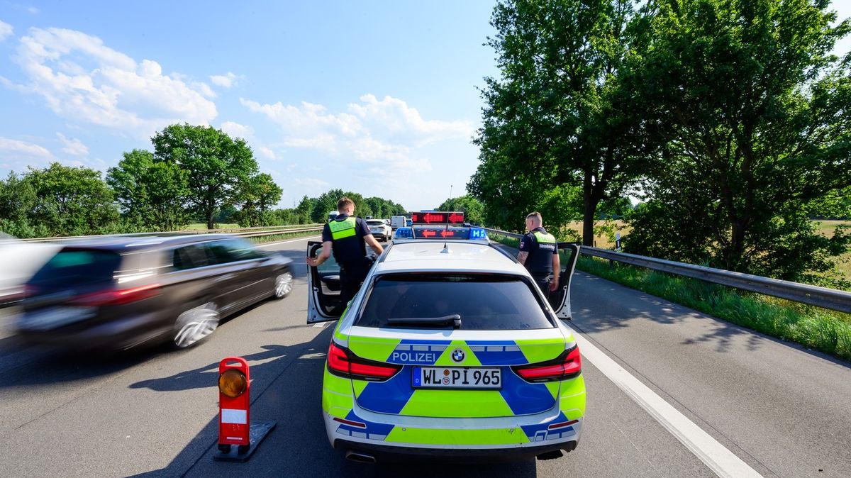Český řidič kamionu po vážné nehodě na západě Německa bojuje o život