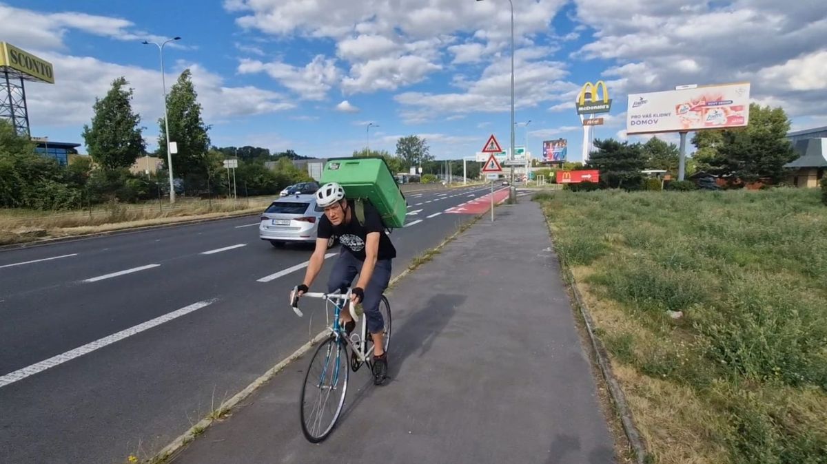 Nový cyklopruh na Černém Mostě budí vášně. Jde o extrémně nebezpečný úsek