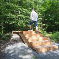 Ostravský primátor Jan Dohnal si zkouší jednu z nových lávek na trase na haldu Ema.