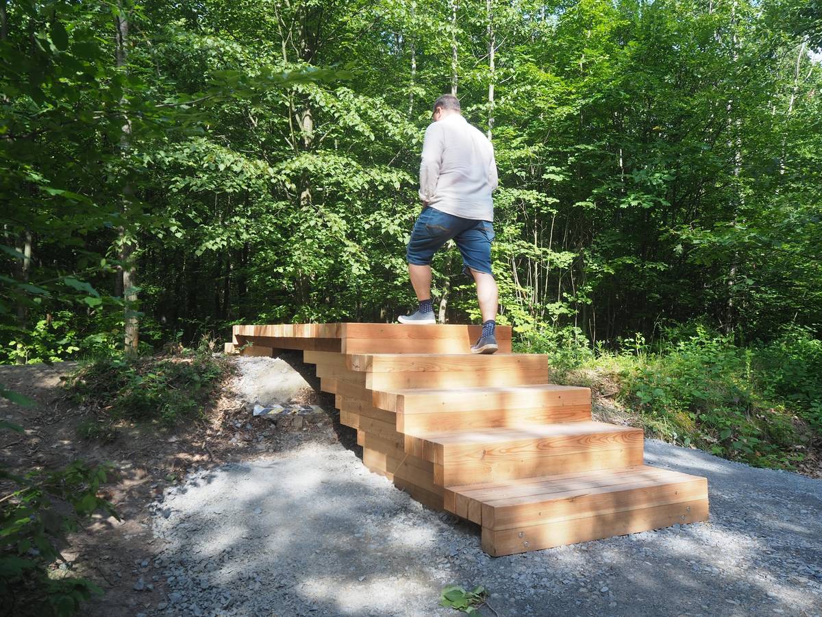 Ostravský primátor Jan Dohnal si zkouší jednu z nových lávek na trase na haldu Ema.