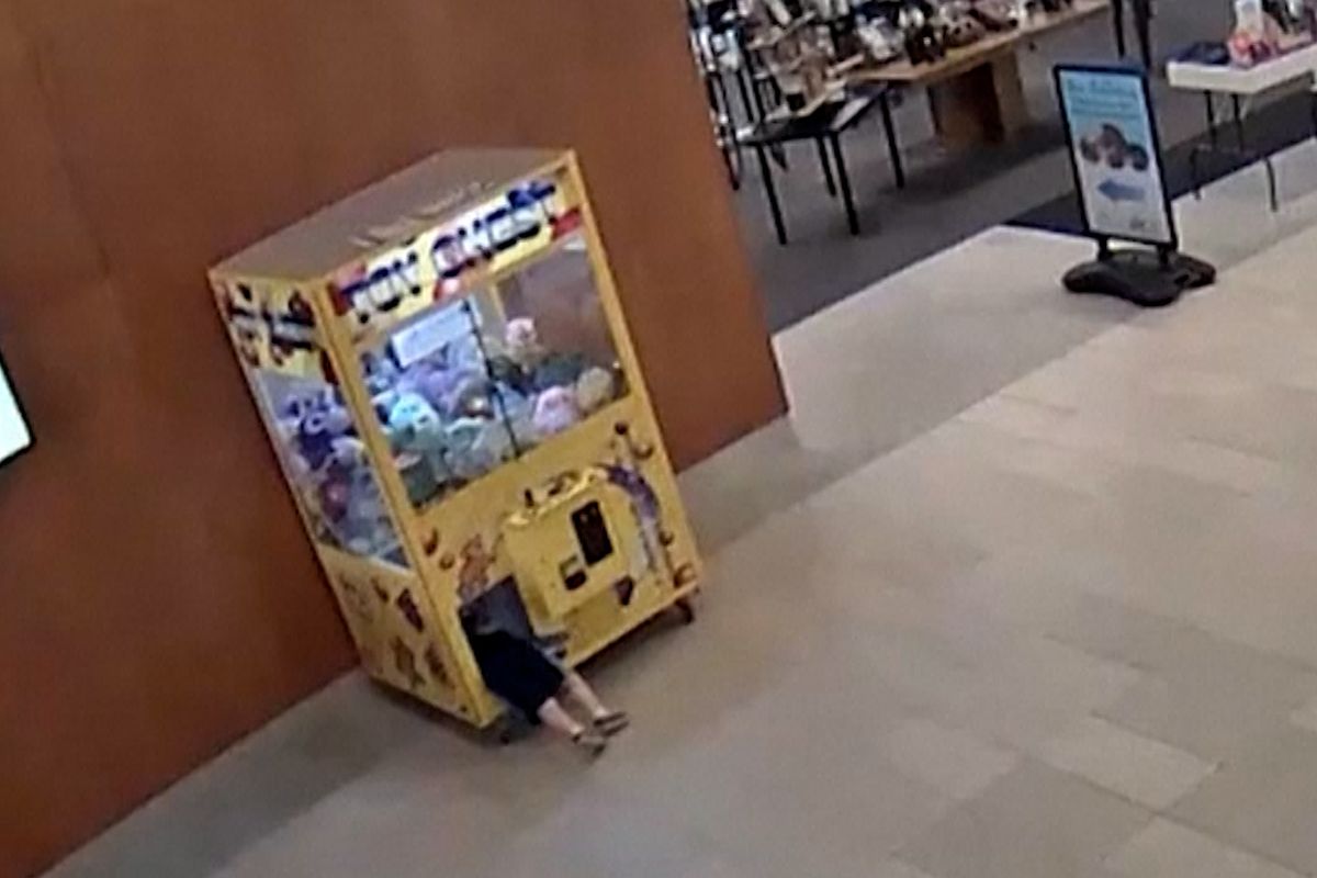 Chlapeček v Ohiu chtěl hračku zadarmo, z automatu ho museli vyprostit hasiči