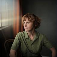 Louise Brealeyová jako Madam Rolanda Hoochová, učitelka létání 