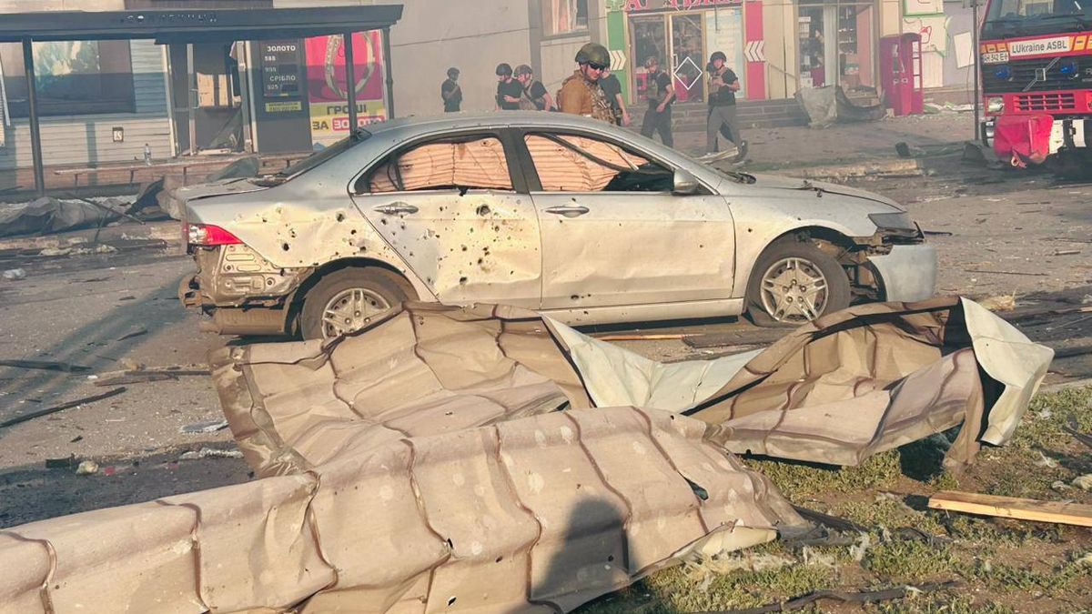 Dva mrtví a 27 zraněných po ruském úderu na nákupní centrum na východě Ukrajiny