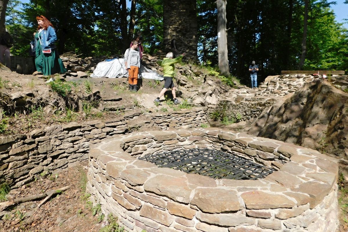 Na zřícenině hradu Pyšolec objevili archeologové dávné centrální vytápění