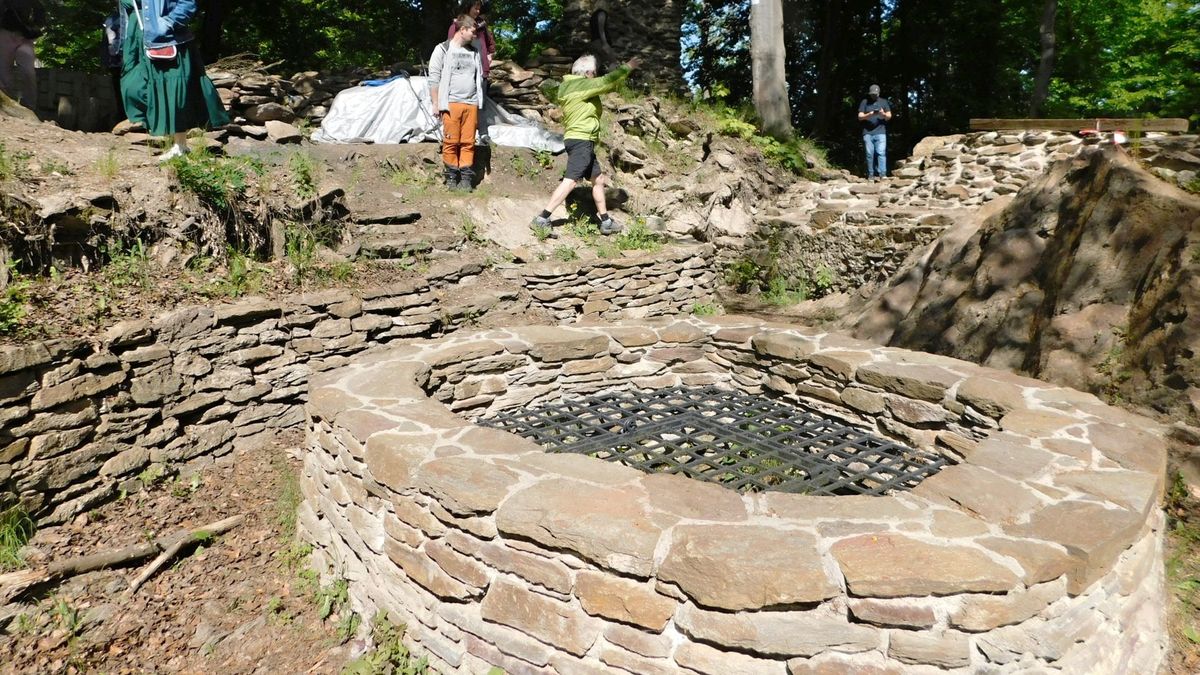Na zřícenině hradu Pyšolec objevili archeologové dávné centrální vytápění