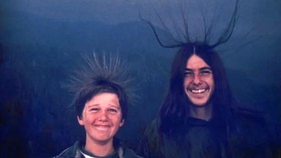 Bzučení, jiskření, vstávání vlasů a zápach ozonu. Když jde při bouřce o život