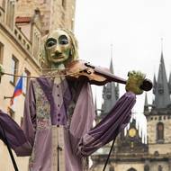 Houslista před radnicí.