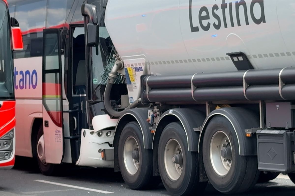 U letiště v Praze havaroval autobus s dětmi, nehoda uzavřela dálnici