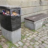 Jeden z odpadkových košů v sobotním dopoledni, v druhé části náplavky, než jsou trhy.