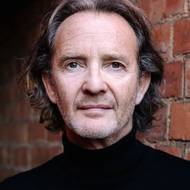Britský herec Anton Lesser byl obsazen do role legendárního výrobce hůlek Garricka Ollivandera.