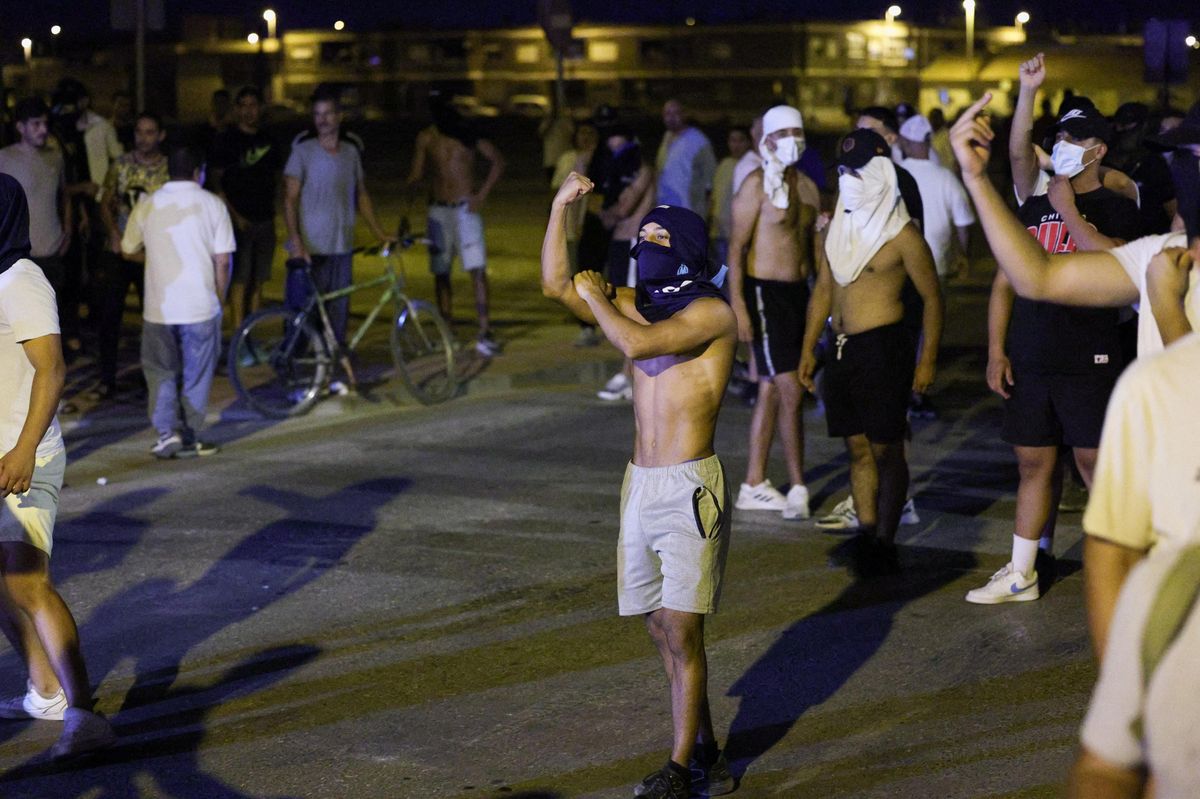Po útoku Maročanů na důchodce zachvátily město na jihu Španělska protimigrantské nepokoje