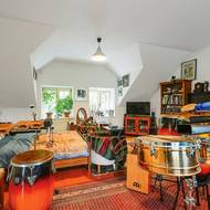 Ve třetím podlaží je také pánský pokoj – zkušebna i ložnice – obložený dvojitým sádrokartonem tlumícím zvuk. Vejde se sem několik hudebníků. Stěny zdobí i fotografie ze setkání se světovými jazzmany.