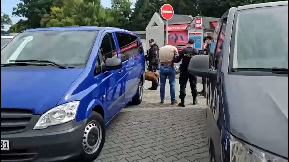 Rusa, kterého zadrželi na letišti v Praze, předala policie do Německa