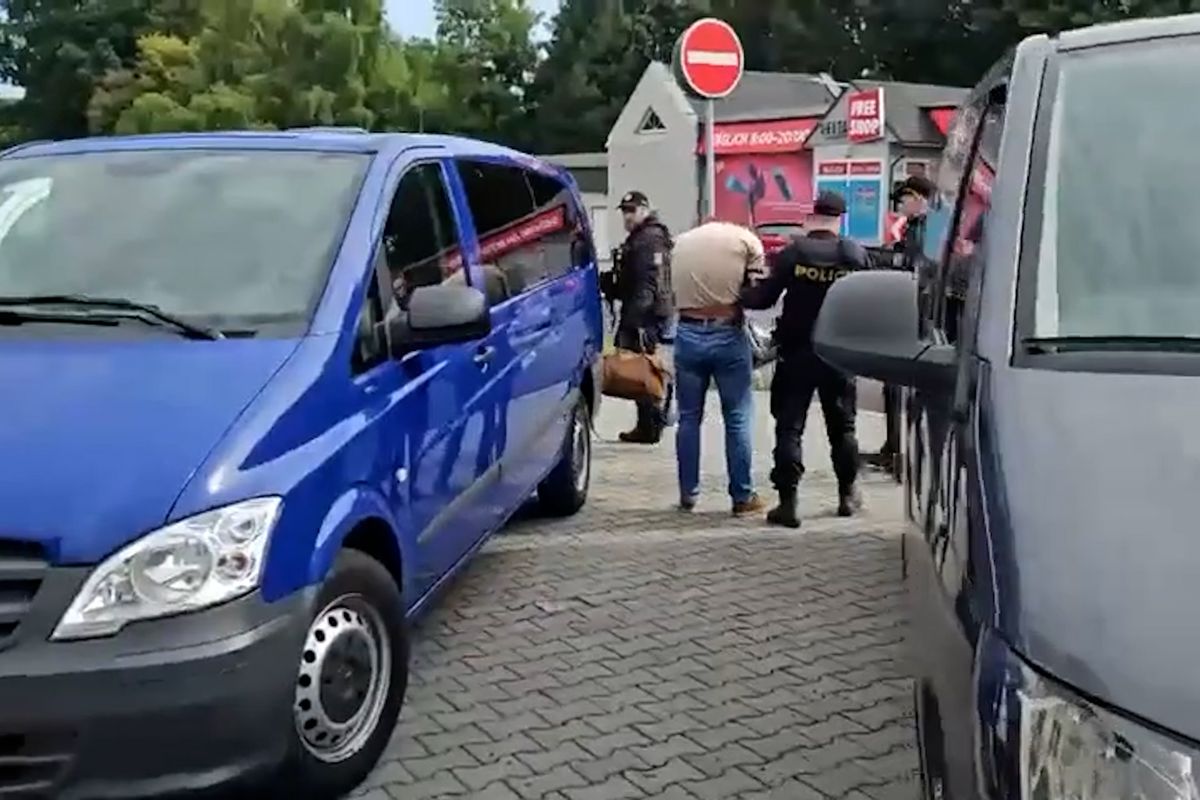 Rusa, kterého zadrželi na letišti v Praze, předala policie do Německa