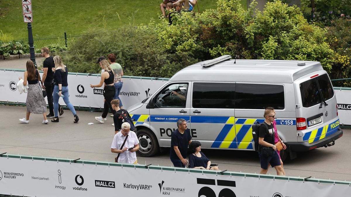 Už dvacet lidí mělo na festivalu ve Varech otravu alkoholem. Inspekce vyšla na kontroly s mladistvými figuranty