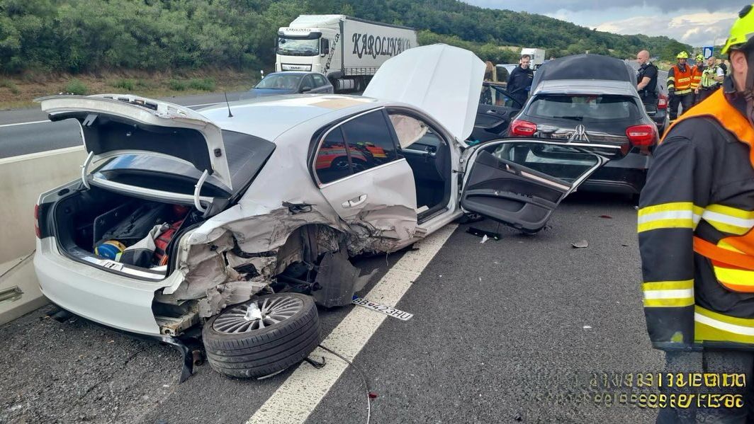 Auto na D5 zranilo policistku zasahující u nehody