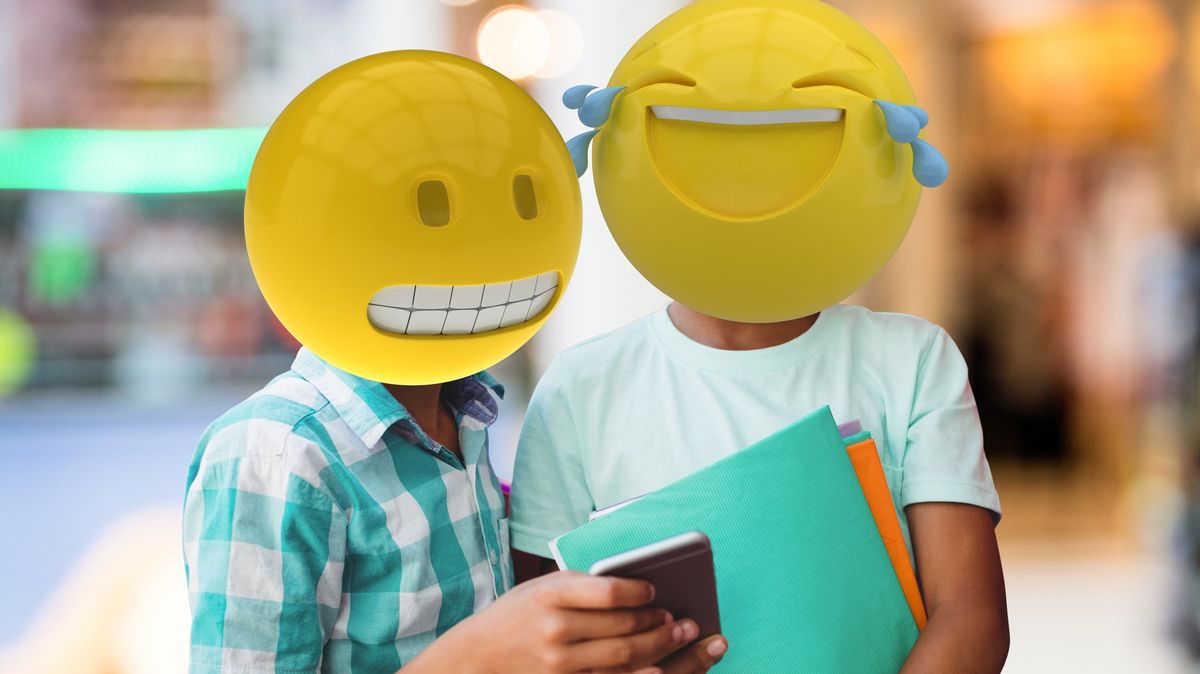 Dostatečná ochrana? Zakrývání obličejů dětí na internetu smajlíky či srdíčky nic neřeší