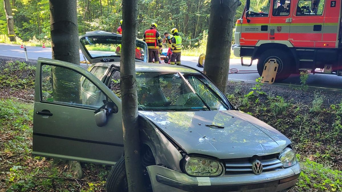 Senior na Opavsku vyjel autem ze silnice do lesa. Zůstal zaklíněn mezi stromy