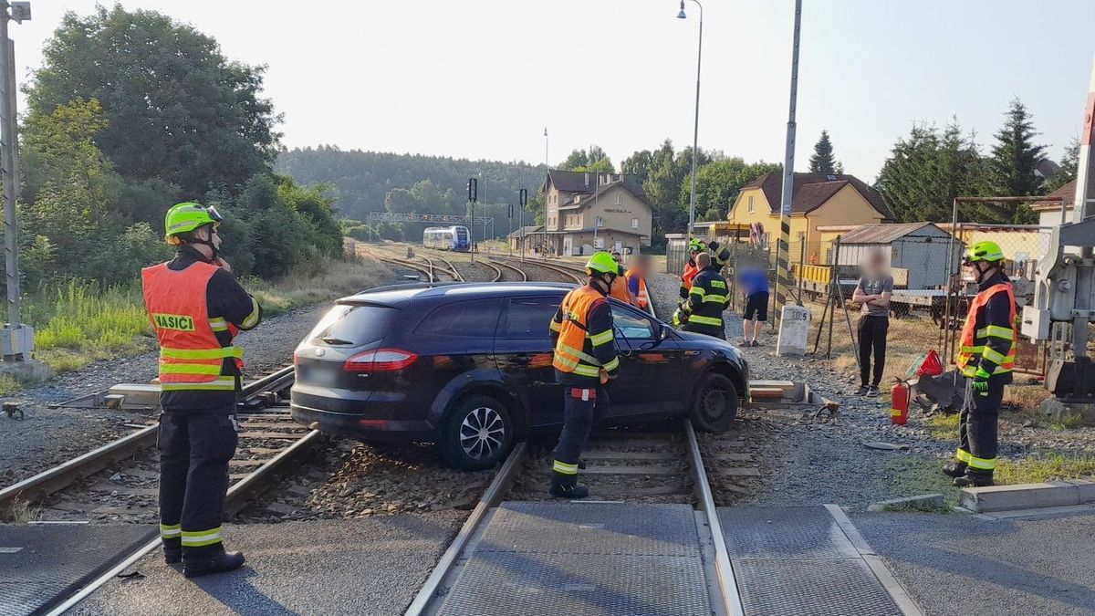 Mladého řidiče na Plzeňsku přemohl mikrospánek, s fordem uvázl v kolejišti