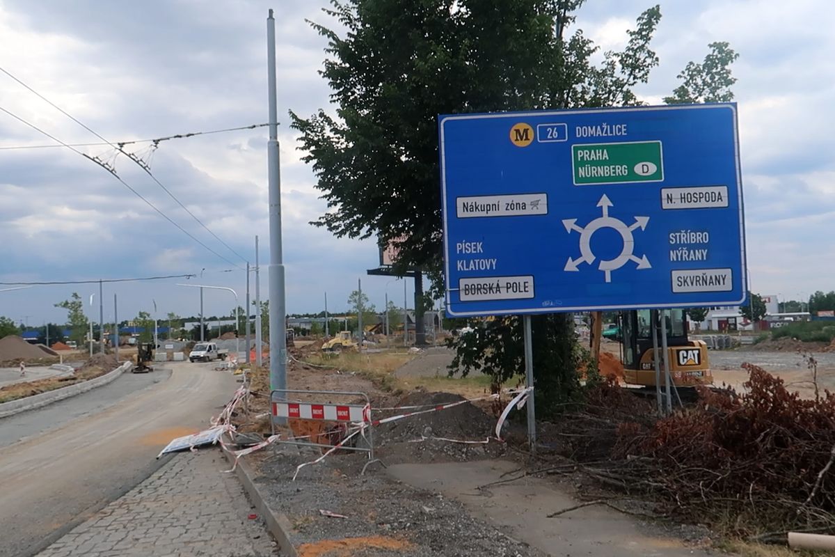 Utrpení řidičů v Plzni bude trvat o měsíc déle. Kvůli pár centimetrům