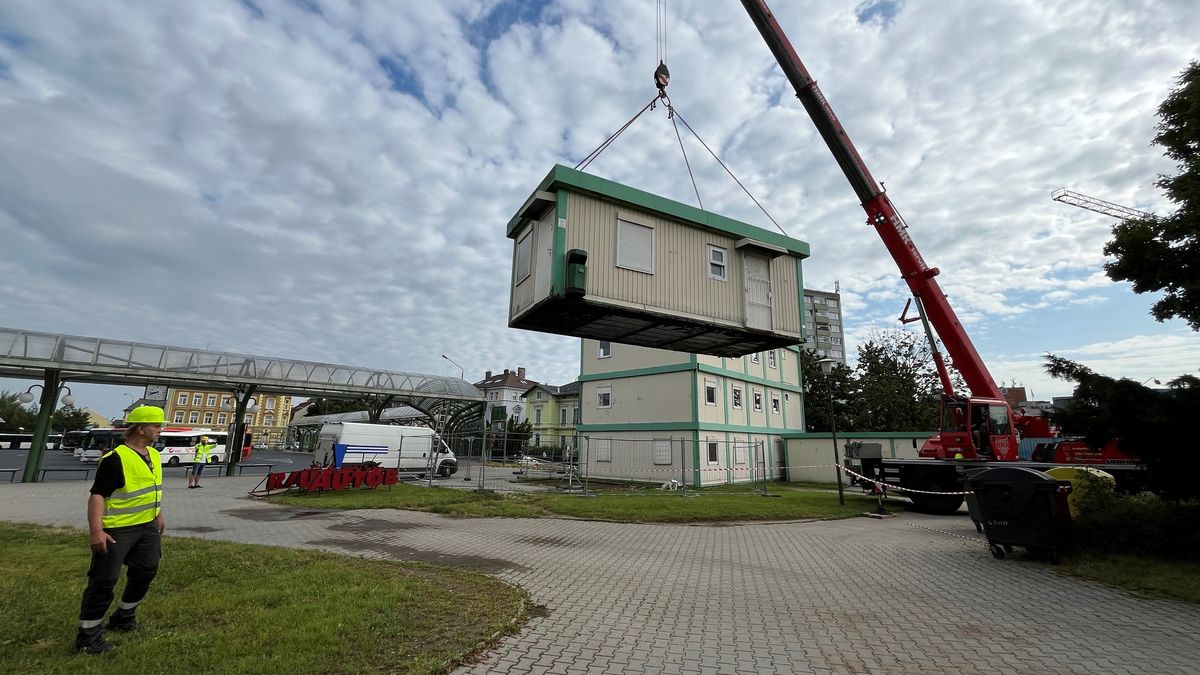 Autobusové nádraží v Liberci po letech opouštějí ostudné stavební buňky