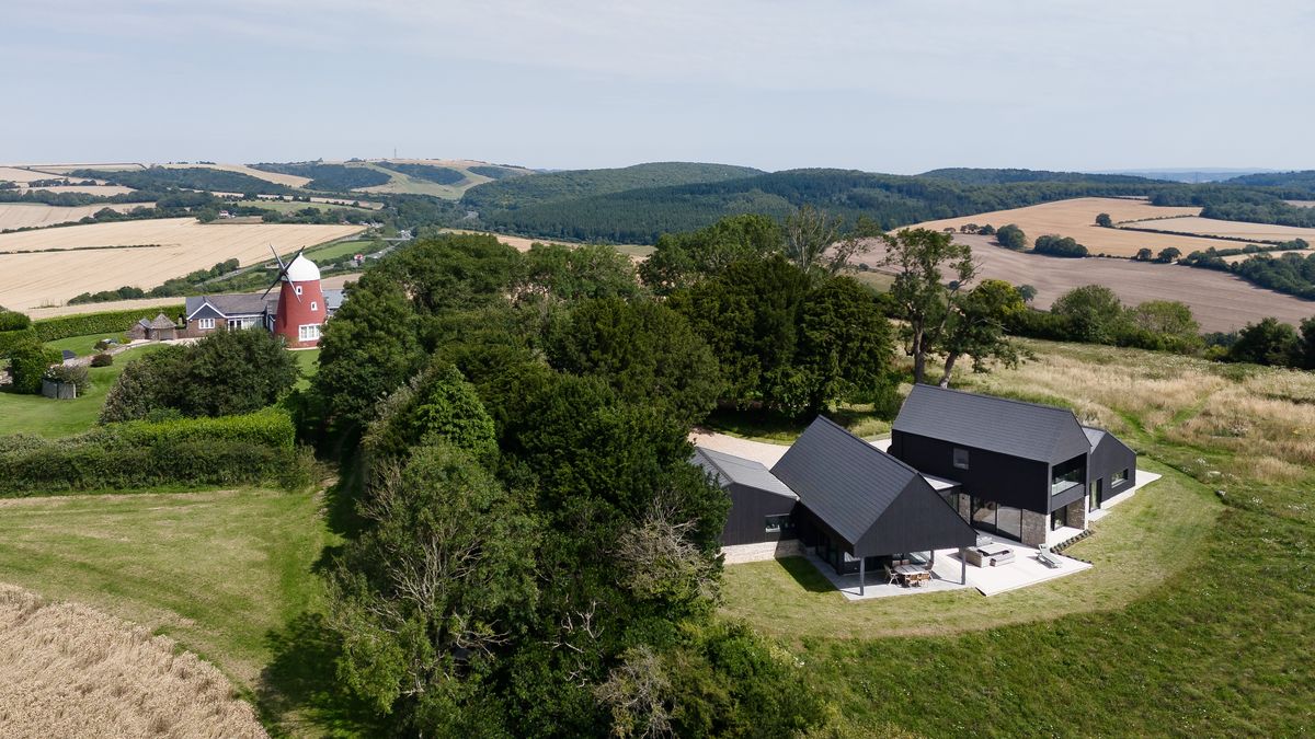 Tradice i moderní architektura: Venkovský dům stojí na odlehlém kopci v národním parku