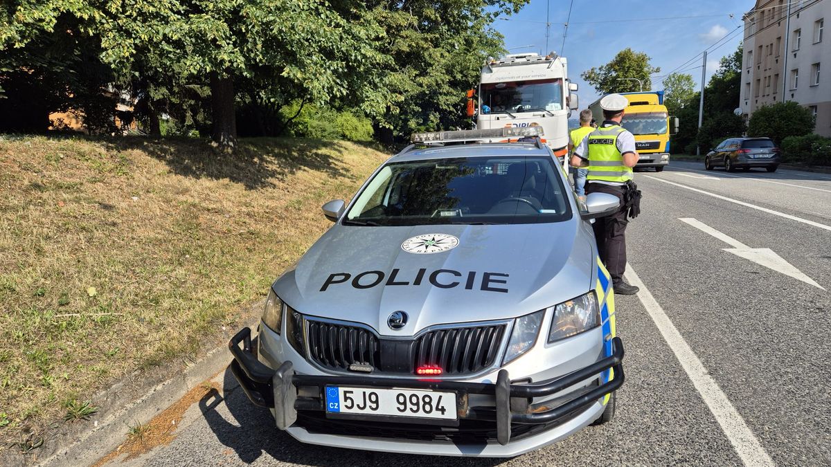 Kamiony v Jihlavě porušují při uzavírce zákaz vjezdu, policie rozdává pokuty