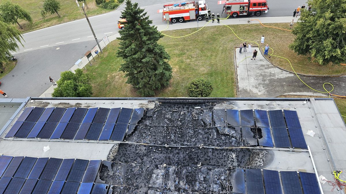 Na Táborsku vzplály fotovoltaické panely na střeše prodejny