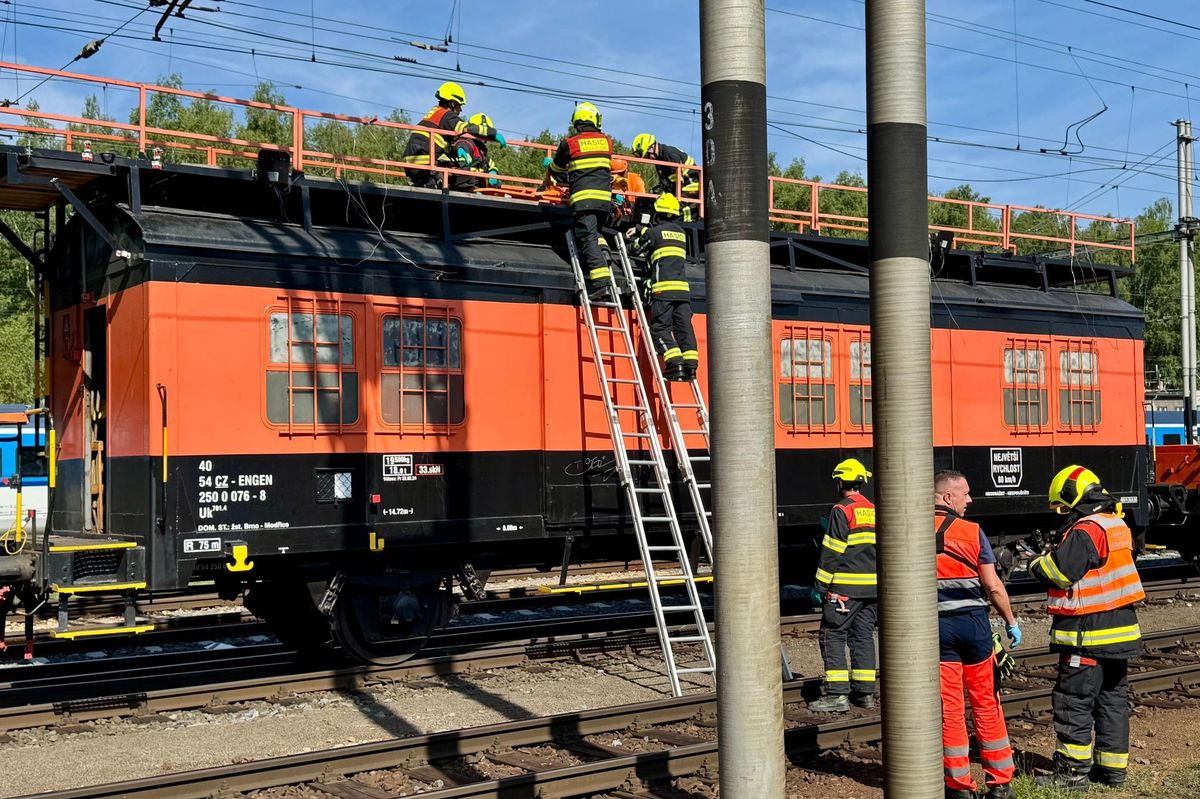 Pracovníka na nádraží v Chebu zasáhl na vagonu elektrický proud. Utrpěl těžké popáleniny