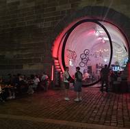 Do této části náplavky se přesouvá hlavní nápor nočního života.