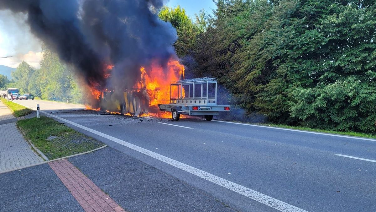 Autobus na Frýdecko-Místecku zcela shořel. Cestující utekli na poslední chvíli