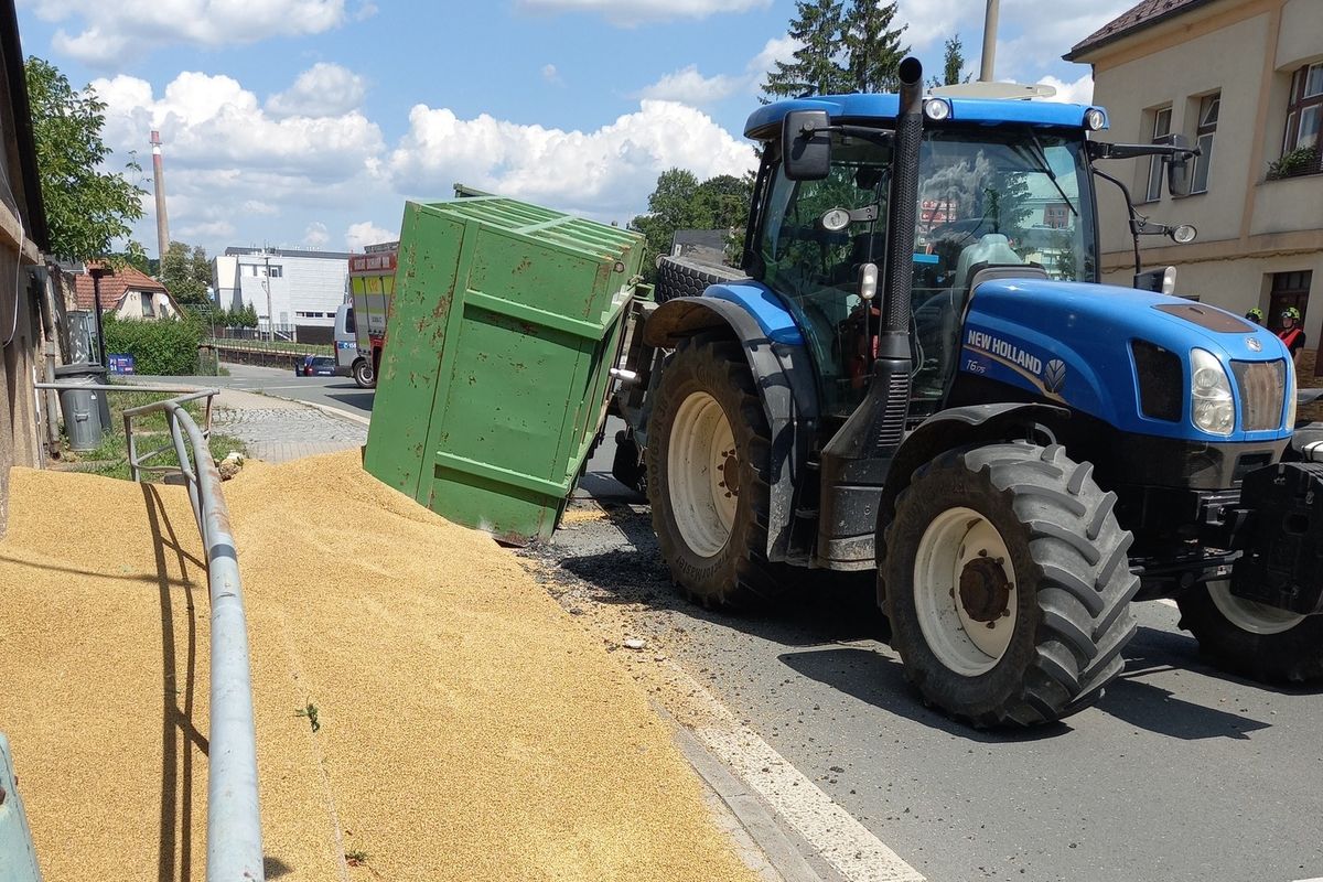 Ve Vamberku traktor převrátil návěs, obilí skončilo v rodinném domě