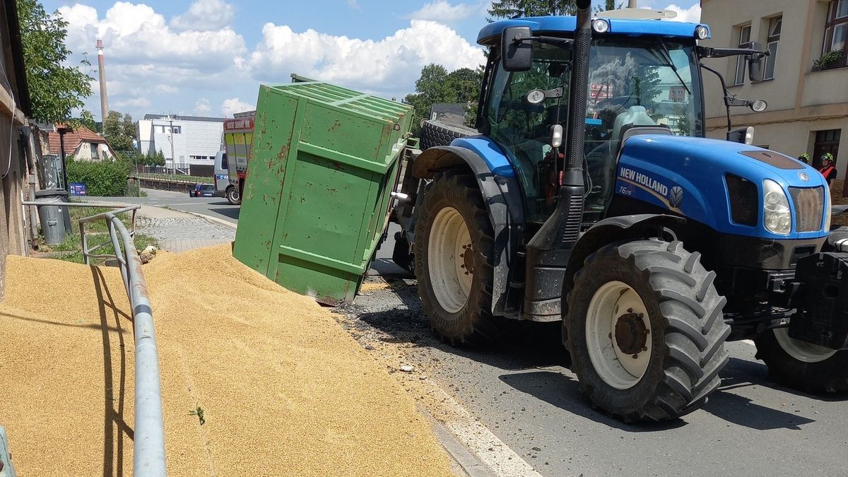 Ve Vamberku traktor převrátil návěs, obilí skončilo v rodinném domě