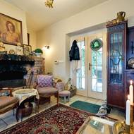 Vstup na zadní a hlavní části zahrady je ve stejné úrovni. Francouzskými dveřmi se vstupuje do podloubí dostavěného podél celého domu.