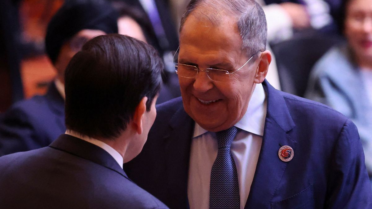 Lavrov v krátké době podruhé mluvil s Rubiem. TASS si všímá úsměvů a plácání po rameni