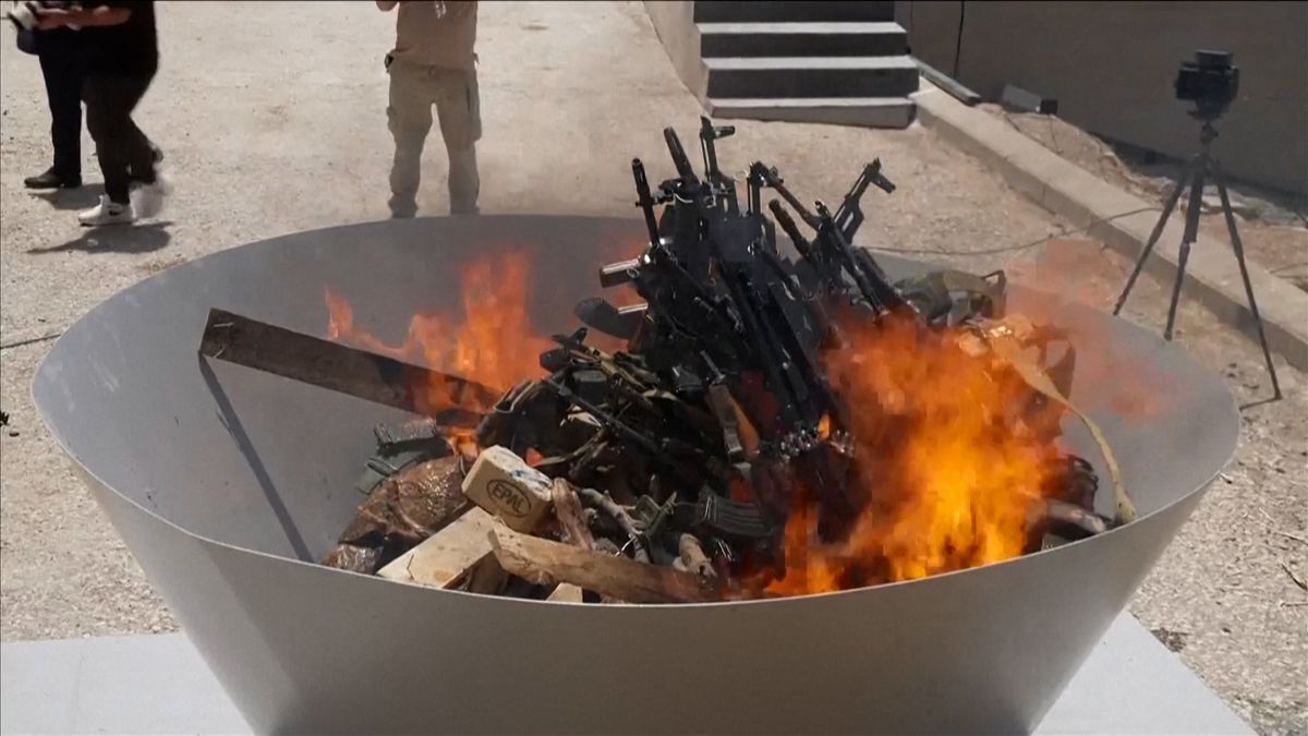 Kurdští ozbrojenci symbolicky spálili své zbraně