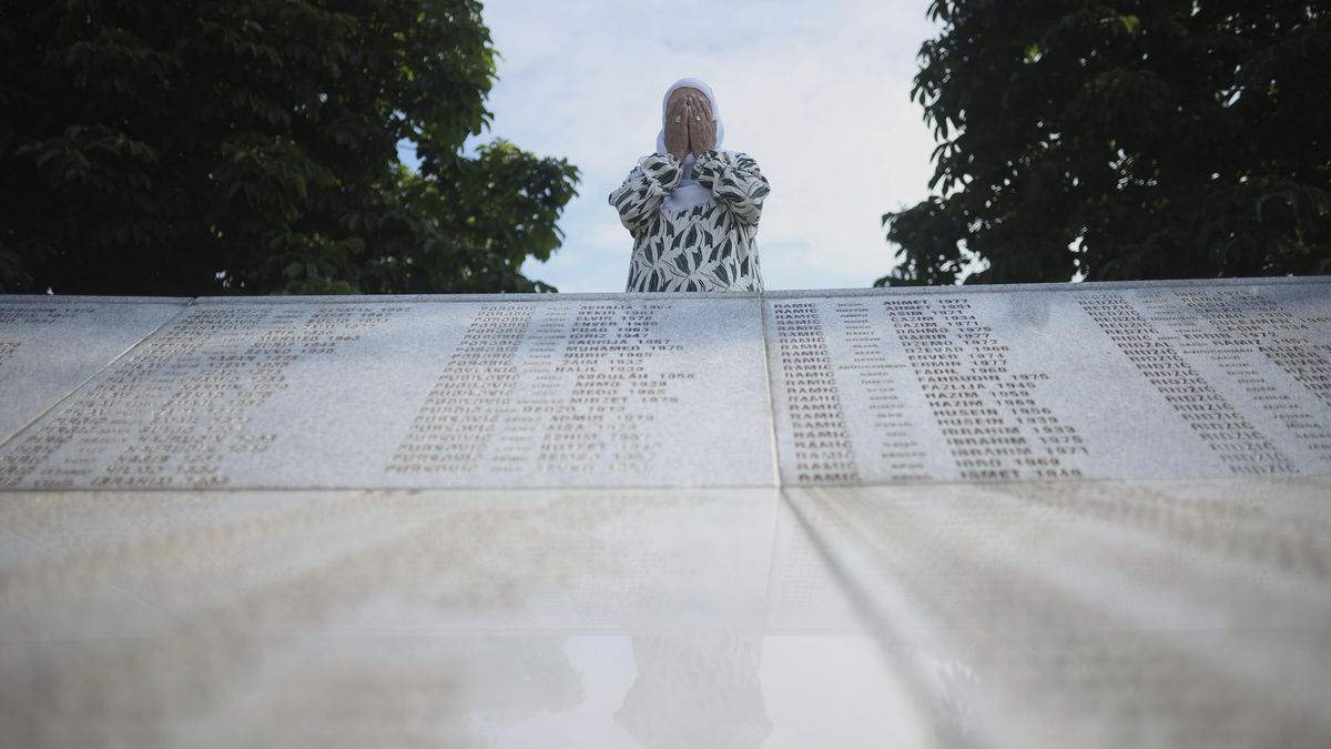 Tisíce Bosňáků si připomněly 30. výročí masakru v Srebrenici