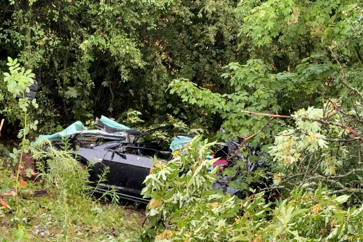 Auto vylétlo z D7, řidič na místě zemřel