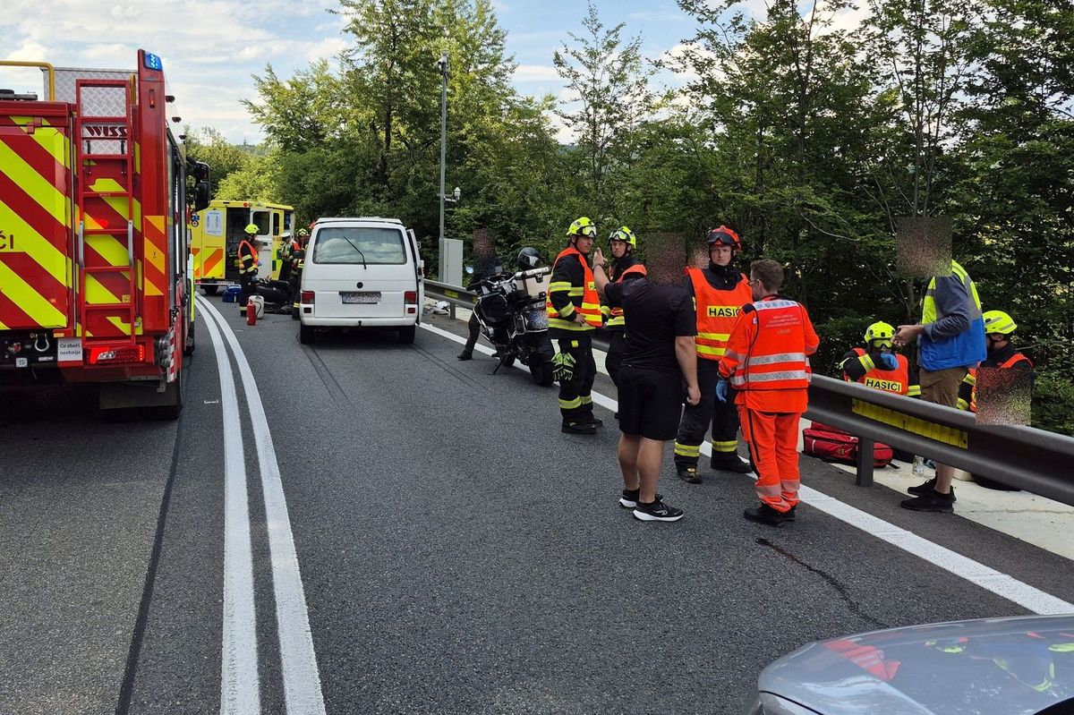 Motorkář nepřežil srážku s dvěma auty v Buchlovských horách