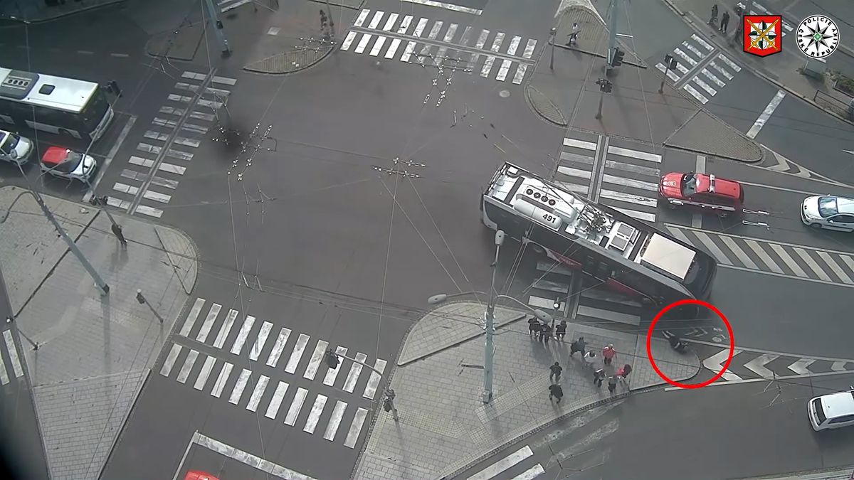 Chodec vkročil v Pardubicích přímo pod trolejbus, náraz byl nevyhnutelný