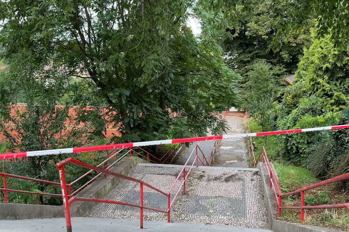 Na pražském Albertově našli u cesty dvě mrtvoly