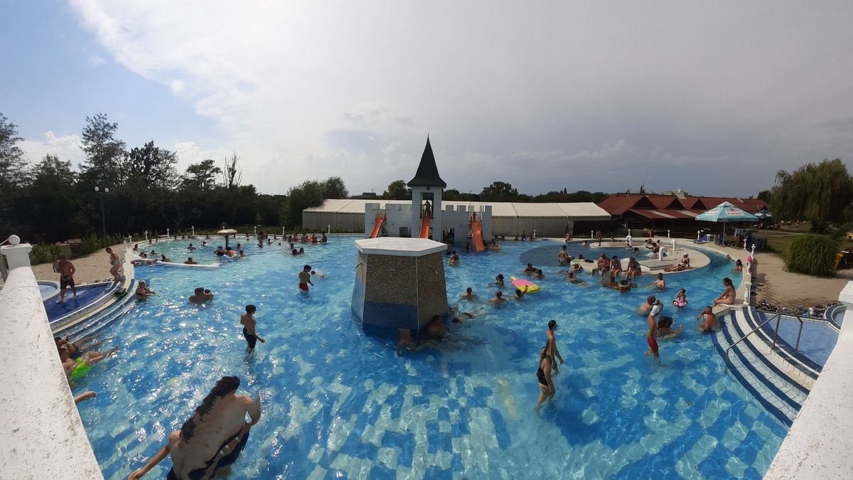 V maďarských termálních lázních došlo k otravě plynným chlorem, čtrnáct lidí skončilo v nemocnici