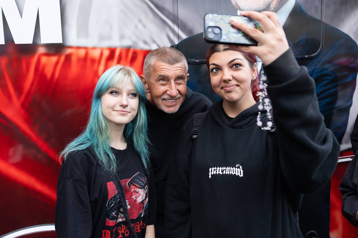 Ve Vítkově se s Andrejem Babišem fotily desítky teenagerů.